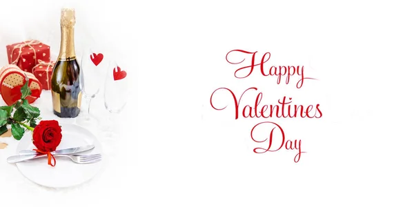 Valentin nap. Gyönyörű háttér üdvözlő kártya egy rózsával. Szelektív fókusz. — Stock Fotó