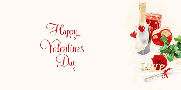 Valentin nap. Gyönyörű háttér üdvözlő kártya egy rózsával. Szelektív fókusz. — Stock Fotó