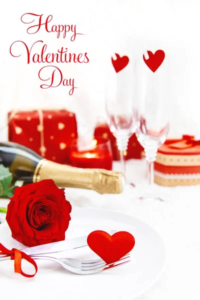 Saint-Valentin. Belle carte de vœux de fond avec une rose. Concentration sélective . — Photo