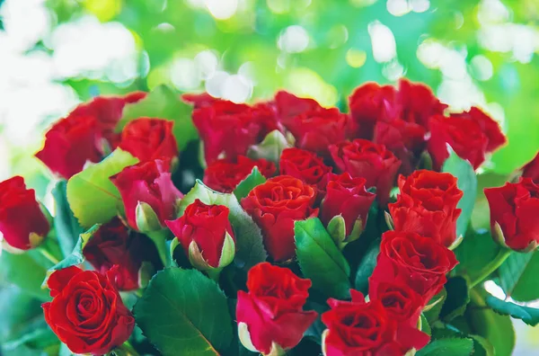 Buquê de rosas vermelhas, um presente para o Dia dos Namorados. Foco seletivo . — Fotografia de Stock