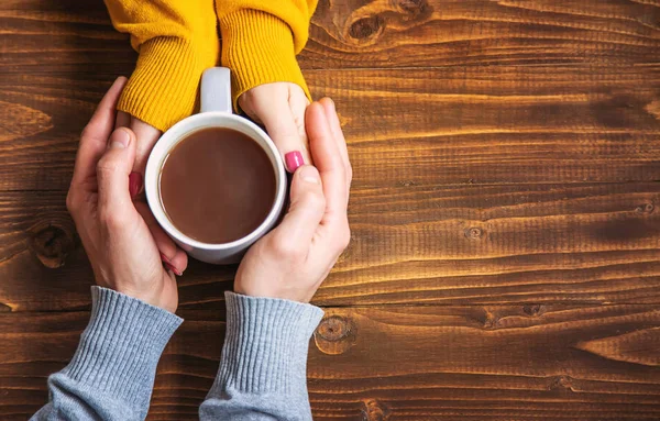 Copa de bebidas para el desayuno en manos de los amantes. Enfoque selectivo. — Foto de Stock