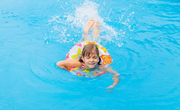 Het kind zwemt in de zomer in het zwembad. Selectieve focus. — Stockfoto