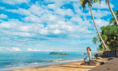 Sri Lanka sahilinde bir kız çocuğu. Seçici odak.