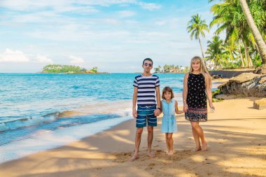 Plajda ailesiyle birlikte bir kız çocuğu. Seçici odak.