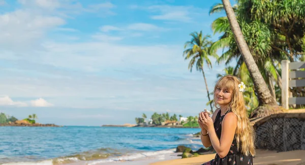 Menina na praia junto ao oceano. Foco seletivo . — Fotografia de Stock