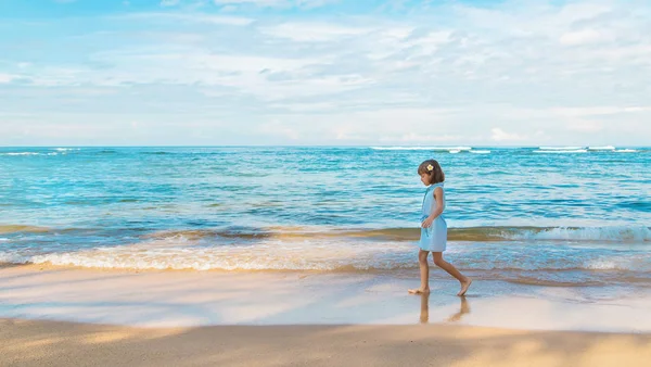 Menina na praia do Sri Lanka. Foco seletivo. — Fotografia de Stock