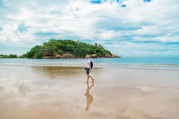 Een man die langs het strand van Sri Lanka loopt. Selectieve focus. — Stockfoto