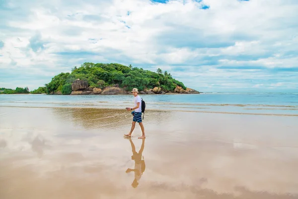 Een man die langs het strand van Sri Lanka loopt. Selectieve focus. — Stockfoto