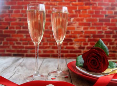 Sevgililer Günü romantik yemek kutlaması. Seçici odak.