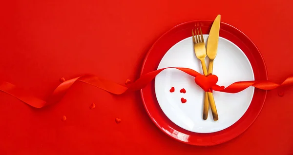 Романтический ужин на День Святого Валентина на красном фоне. Селективный фокус . — стоковое фото