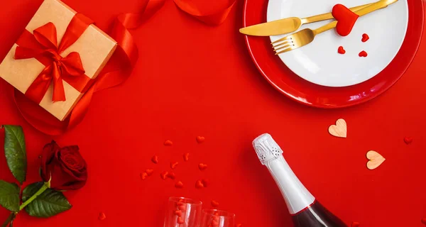 Romantická večeře na Valentýna na červeném pozadí. Selektivní zaměření. — Stock fotografie