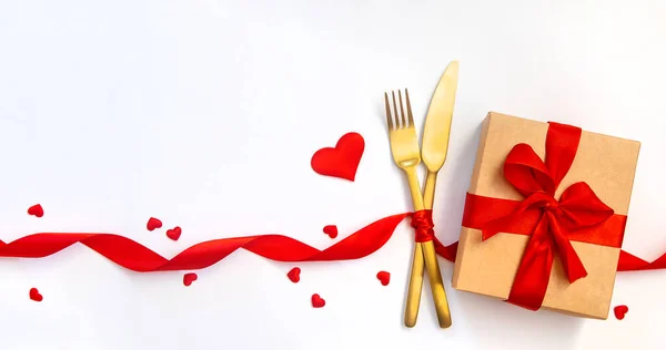 Поздравление с романтическим ужином в День Святого Валентина. Селективный фокус . — стоковое фото