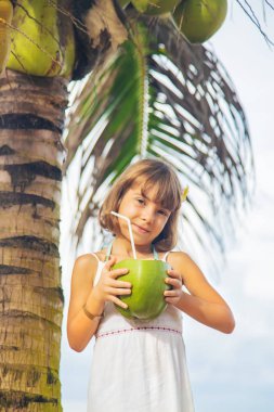 Sahilde hindistan cevizi içen bir çocuk. Seçici odak.