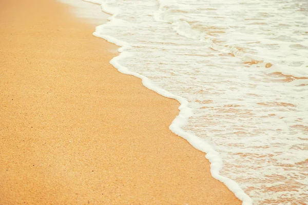 Spiaggia sabbiosa e litorale. Focus selettivo . — Foto Stock