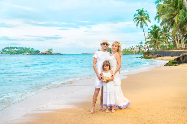 Foto de família em uma praia exótica. Foco seletivo . — Fotografia de Stock
