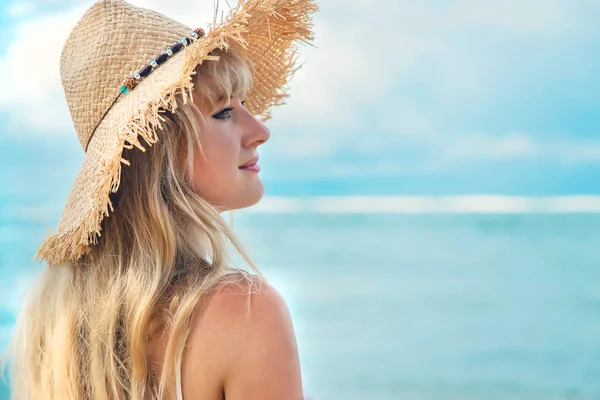 Girl on the beach by the ocean. Selective focus. — Stock Photo, Image