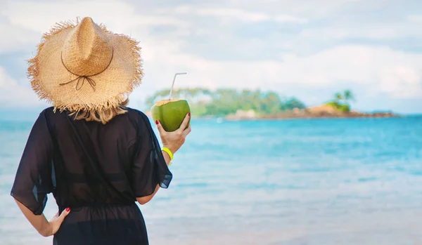 A rapariga da praia bebe coco. Foco seletivo . — Fotografia de Stock