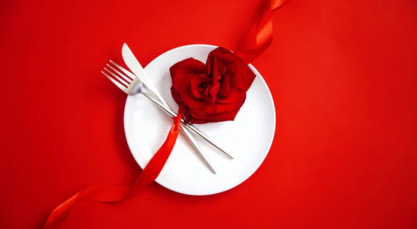 Поздравление с романтическим ужином в День Святого Валентина. Селективный фокус . — стоковое фото