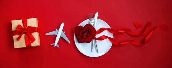 Beautiful red background happy Valentine 's day plane. Селективный фокус. — стоковое фото