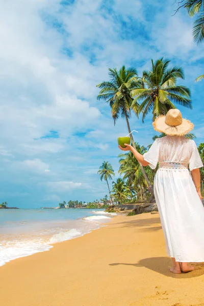 A rapariga da praia bebe coco. Foco seletivo . — Fotografia de Stock