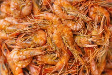 Tabakta büyük bir karides. Seçici odak.