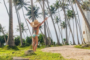 Sri Lanka 'da deniz feneri olan bir adada bir çocuk. Seçici odak.