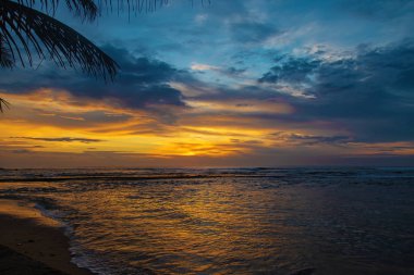 Okyanusta gün batımı. Sri Lanka. Seçici odak.