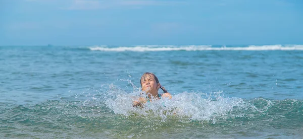 Un enfant se noie dans l'eau en mer. Concentration sélective . — Photo
