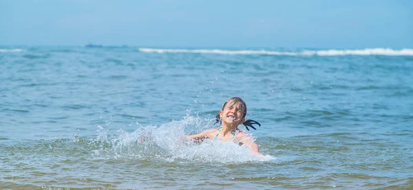 Ребенок тонет в воде в море. Селективный фокус . — стоковое фото