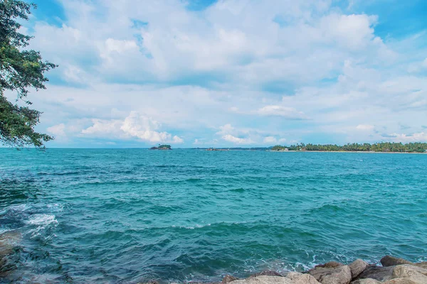 Oceaan Sri Lanka. Natuur en palmbomen. Selectieve focus. — Stockfoto