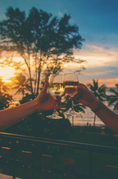 日没時にワインのグラスで。選択的焦点. — ストック写真