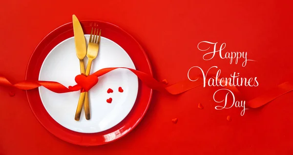 Cena romantica per San Valentino su sfondo rosso. Focus selettivo . — Foto Stock