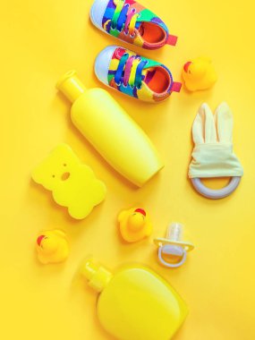 Sarı arka planda banyo yapan yeni doğanlar için aksesuarlar. Seçici odak.