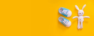 Sarı arka planda yeni doğanlar için ayakkabılar. Seçici odak.