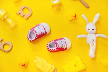 Sarı arka planda yeni doğanlar için aksesuarlar. Seçici odak.