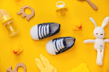 Sarı arka planda yeni doğanlar için aksesuarlar. Seçici odak.