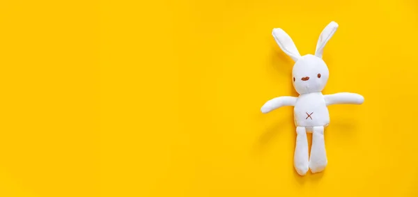 Brinquedos para recém-nascidos em um fundo amarelo. Foco seletivo . — Fotografia de Stock