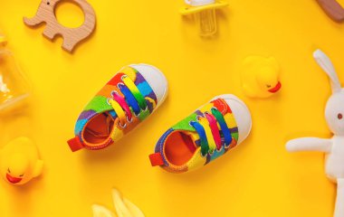 Sarı arka planda yeni doğanlar için aksesuarlar. Seçici odak.