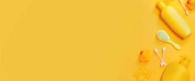 Sarı arka planda banyo yapan yeni doğanlar için aksesuarlar. Seçici odak.