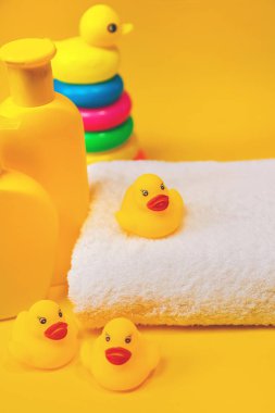 Sarı arka planda banyo yapan yeni doğanlar için aksesuarlar. Seçici odak.
