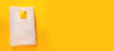 Sarı arka planda yüzen ördek için aksesuarlar. Seçici odak.