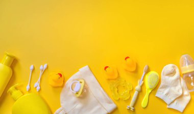 Sarı arka planda banyo yapan yeni doğanlar için aksesuarlar. Seçici odak.