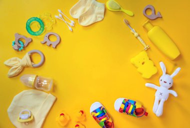 Sarı arka planda yeni doğanlar için aksesuarlar. Seçici odak.