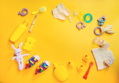 Sarı arka planda yeni doğanlar için aksesuarlar. Seçici odak.