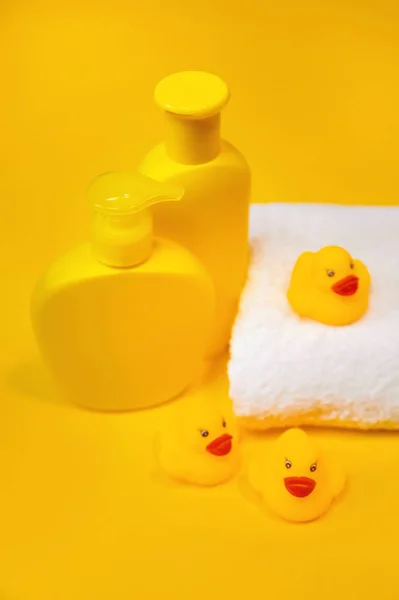 Accesorios para bañar a los recién nacidos sobre fondo amarillo. Enfoque selectivo . — Foto de Stock