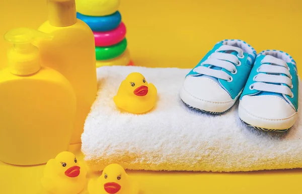 黄色の背景に新生児入浴用のアクセサリー。選択的焦点. — ストック写真