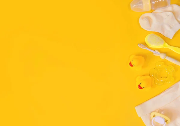 Acessórios para recém-nascidos de banho em um fundo amarelo. Foco seletivo . — Fotografia de Stock