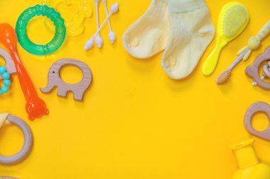 Sarı arka planda yeni doğanlar için aksesuarlar. Seçici odak.