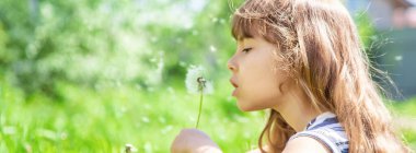 Dandelions hava üfleme kız. seçici odak.
