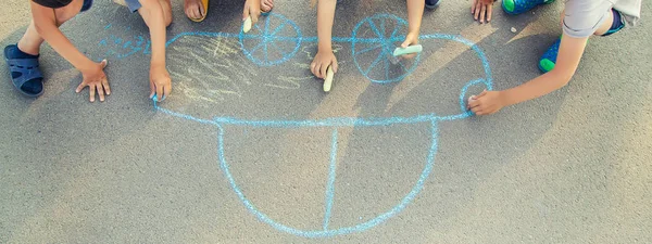 Crianças desenhar um carro com giz no pavimento. foco seletivo . — Fotografia de Stock